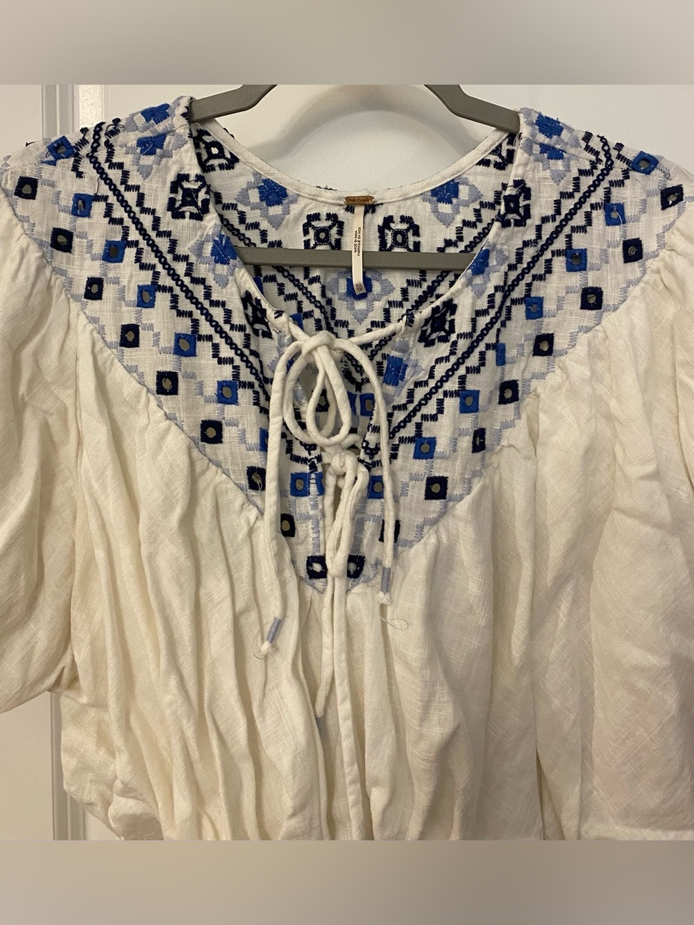 Free People Joni Cropped Peasant Top Sz XS Ivory w/Blue Embroidery Boho - Picture 4 of 13